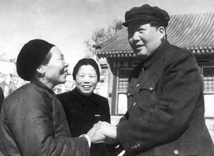 1954年，毛澤東接見抗美援朝英雄黃繼光的母親鄧芳芝。