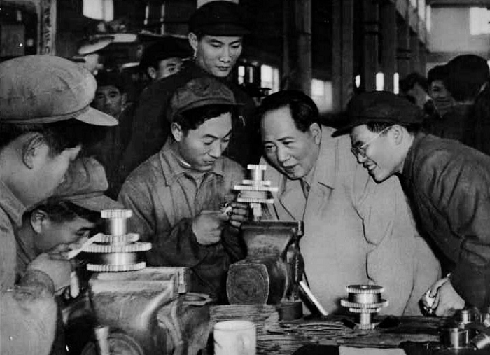 1956年，毛主席在天津視察工廠。