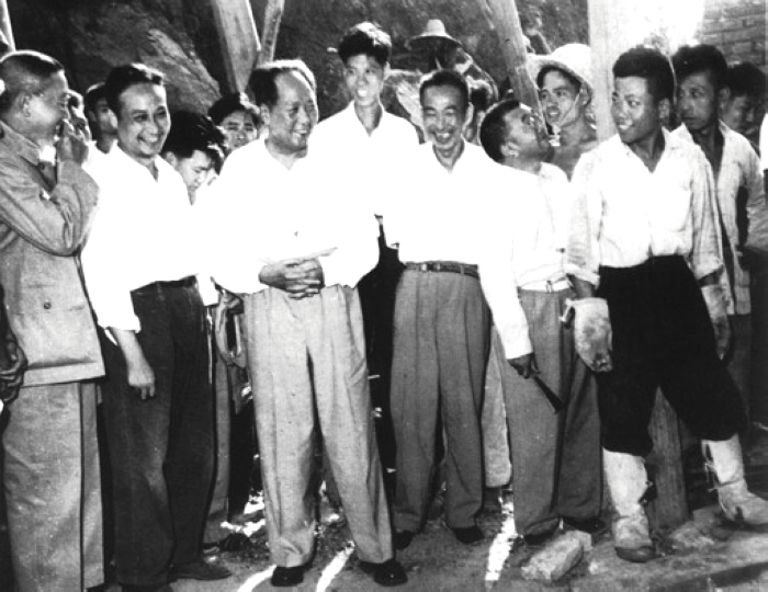 1958年，毛主席在湖北視察武昌第一紗廠(現(xiàn)武漢國棉六廠)。