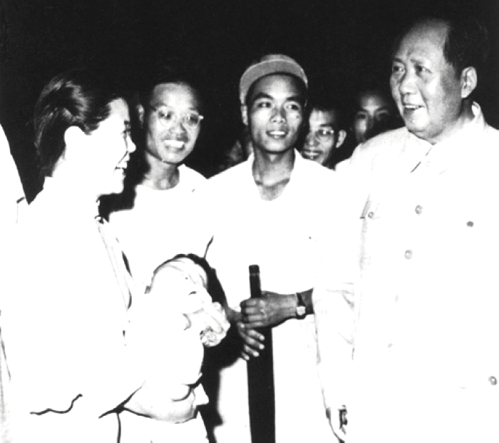 1957年，毛主席在湖北武漢長江大橋上與群眾交談。