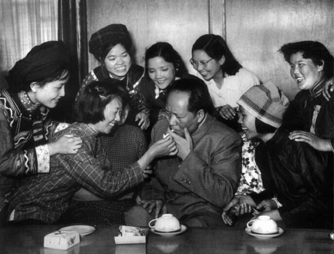 1957年，毛澤東和中國新民主主義青年團(tuán)第三次全國代表大會的“三大”代表在一起。攝影：洪克
