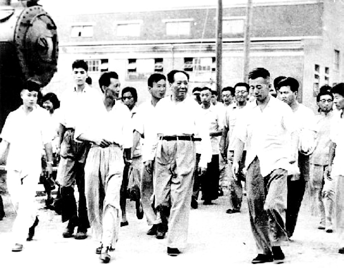 1958年，毛主席在湖北視察武漢重型機(jī)床廠。
