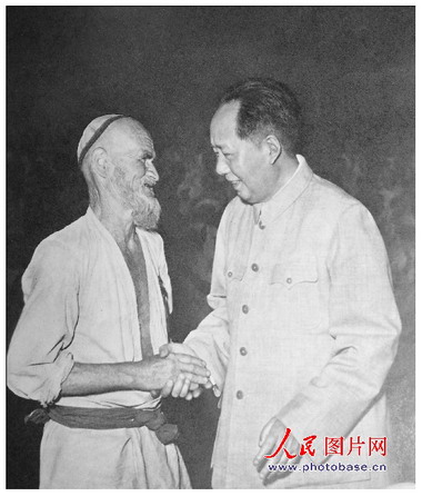 1958年，毛澤東和維吾爾族老人庫爾班·吐魯木親切握手。