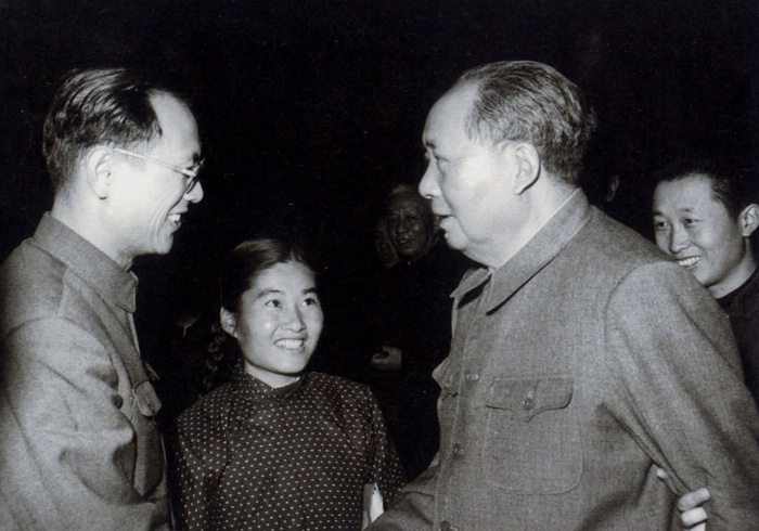1965年，毛主席在北京與生物化學(xué)家彭加木親切握手交談。攝影：錢嗣杰