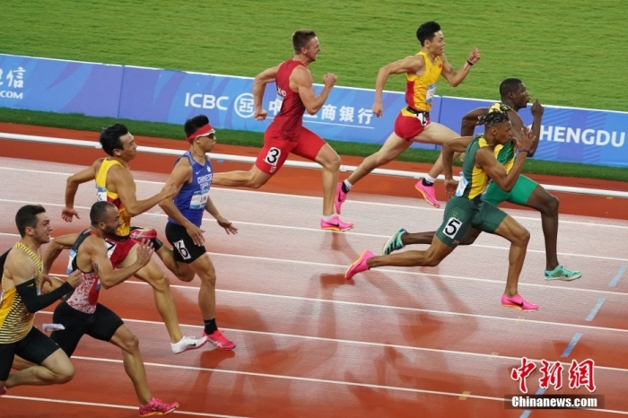 8月2日，第31屆世界大學(xué)生夏季運(yùn)動(dòng)會(huì)男子100米決賽在四川成都舉行，牙買(mǎi)加選手GOLDSON Kadrian dwayne(右一)以10秒04奪得男子百米冠軍。<a target='_blank' href='/'><p  align=