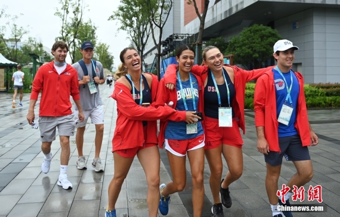 美國運動員在村內(nèi)開心漫步。<a target='_blank' href='/'><p  align=