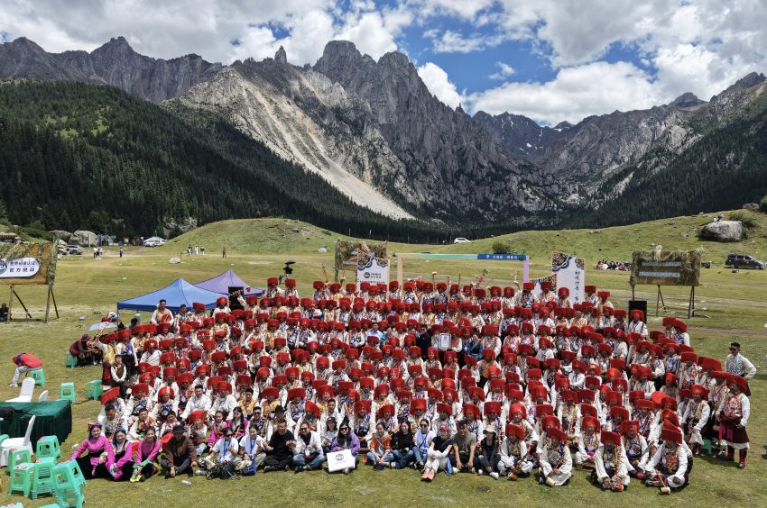 挑戰(zhàn)成功合影。巴塘縣委宣傳部供圖