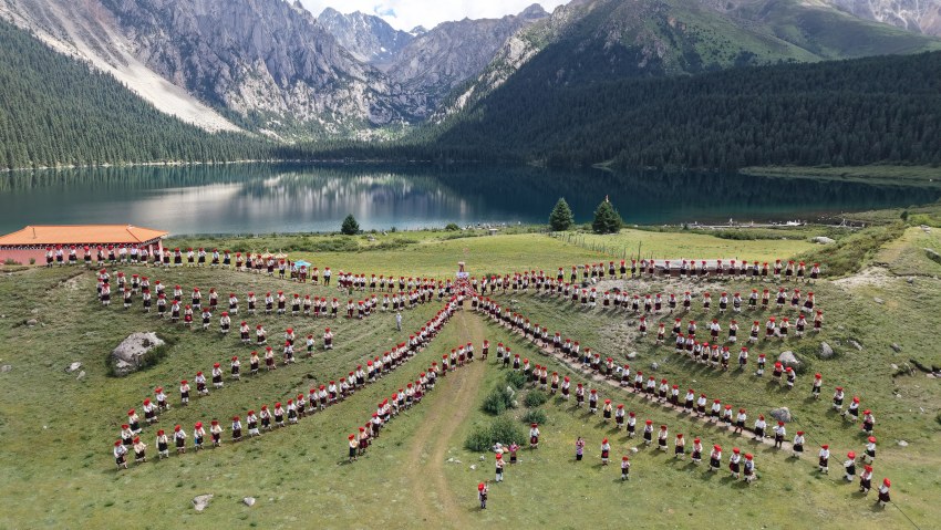 “最大規(guī)模弦胡演奏”世界紀(jì)錄挑戰(zhàn)現(xiàn)場。巴塘縣委宣傳部供圖